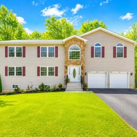 Pocono Home Near Lake with Fire Pit, Game Room, Pool, hotel i Pocono Lake