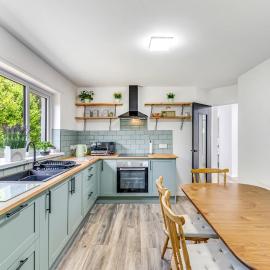 Detached Bungalow, Private parking in town centre, hotel in Ballycastle