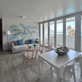 WE HAVE WATAER! Brisa Marina OCEAN VIEW BALCONY BEACHFRONT, hotel em San Juan