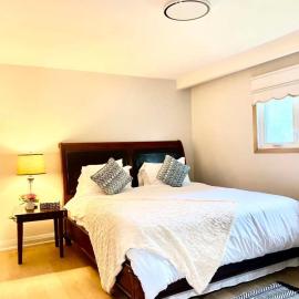 Spacious 3BR Family Home near Fairview Mall, Hotel in Toronto