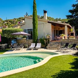 CASA-La Tarente villa piscine et panorama vignes, хотел в Taradeau