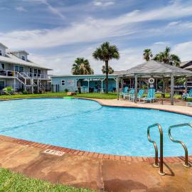 3BR Condo on the Bay w/ Pool and Perks, hotel a Rockport
