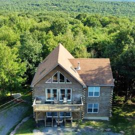 Pocono 6BR - Game Room, Hot Tub, Lake and Beach Access, hotel Blakeslee-ben
