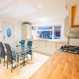 3BR Holiday-Home Bungalow with Free Parking, Large Garden & Fast WiFi, hotel in Wilton