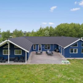 5 star holiday home in Væggerløse, hotel en Marielyst