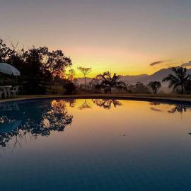 Chalé espaçoso c/ lareira, sauna e piscina.