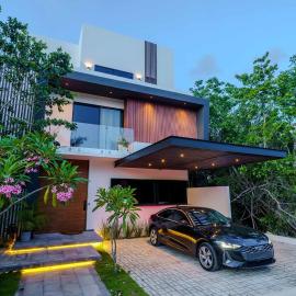 Luxury 5 Bedroom Villa - Private Heated Pool - Movie Theater - Gated Community - fits 11, viešbutis mieste Kankūnas