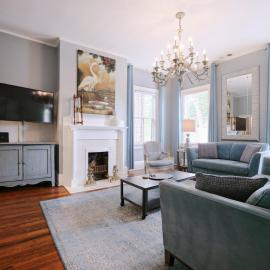 Historic Hall House Balcony Level, 2 King Bedrooms, Walk to Forsyth Park, hotel in Savannah