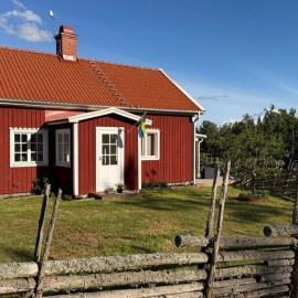 Mysigt torp på bondgård, hotel in Lämmedal
