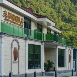 Riverside Hotel & Restaurant、Acharistsqaliのホテル