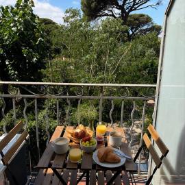 Elegant studio rénové à 50m de la mer, hotel in Saint-Tropez