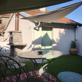 House , garage for motorcycles and terrace, hotel v destinácii Jurançon