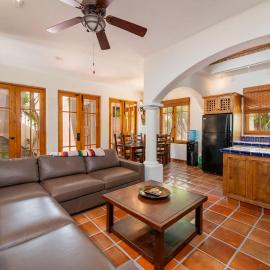 Oceanview Escape with Rooftop Terrace & Mountain Views Welcome to your perfect coastal retreat!, hotel u gradu Loreto