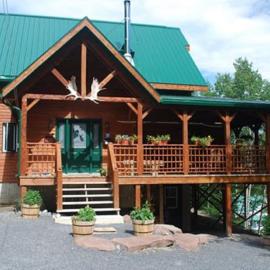 Auberge de la Rivière Matapédia - Matapédia River Lodge, hotelli kohteessa Routhierville