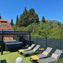 Holiday Home "Dragi", מלון בOtok