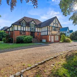 Bray - 6 Bedroom Detached Family House - Gated Parking for 6 cars, Sleeps 11, Bray, Maidenhead, hotel in Maidenhead