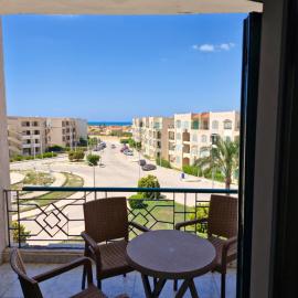 ستوديو غرفة وصالة قرية شاطئ الفيروز الساحل الشمالي, hotel in Qaryat Shurūq