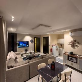 شقة فاخره غرفه وصاله واسعه طاولة طعام, hotel in Al Khobar