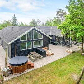 5 star holiday home in Henne, hotel en Henne Strand