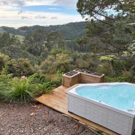 Fantail Point - secluded cabin with stunning views and outdoor bath, hotel in Upper Papamoa