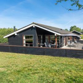 Beautiful Home In Juelsminde With Sauna، فندق في Sønderby