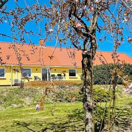 Scenic holiday home in Ostevra, Hotel in Østervrå