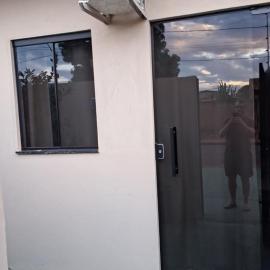 Suíte privativa com acesso à rua, hotel in Dourados
