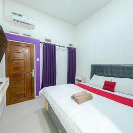 RedDoorz at Jalan Ahmad Yani Karawang, מלון בקארוואנג