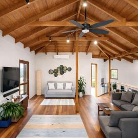 3-Bedroom Coastal Escape Walk to MacMasters Beach, хотел в Macmasters Beach