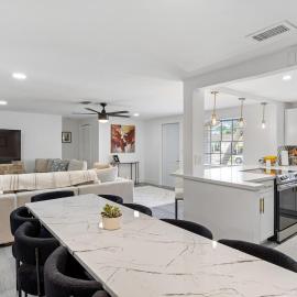 Red Door Siesta, Updated 4BR House with Hot Tub, 7 Min to Siesta!