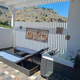 Stergios Suite with Private Jacuzzi, hotel di Kolimbia