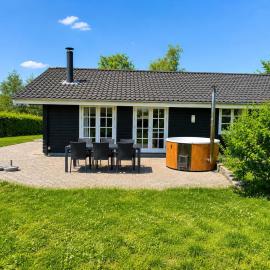 Lovely Cottage With Secluded Garden, hotel en Rødby