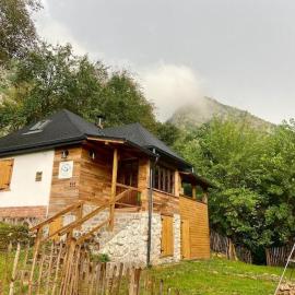 Bat's Cave Hut Transylvania - Rustic Retreat, hotel in Sub Piatra