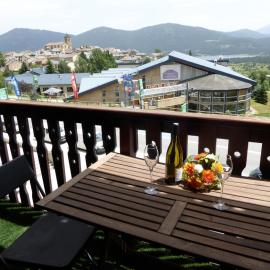 Terrasse ensoleillée au centre de toutes activités