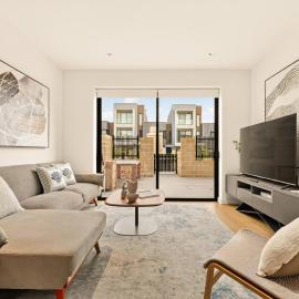 Bright 2-Level 3BR Home in Box Hill