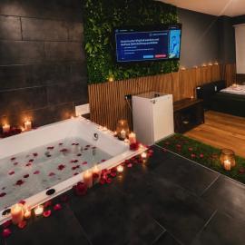 Süßen में, होटल Wohnung Private-SPA Whirlpool, Dusche, Smart TV, Doppelbett