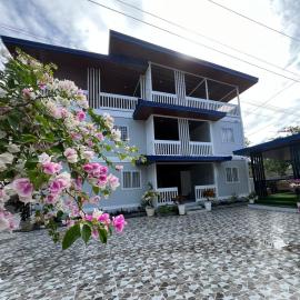 6 bedroom house, 200metres to Tondol Whitesand Beach، فندق في Tondol