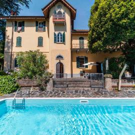 Villa Santa Chiara Lesa - appartamento vista lago con piscina、レーザのホテル