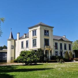 Le suite de la Valette avec sa salle d'eau, hotel in Hannut
