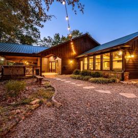 Viesnīca 4BR Riverfront Cabin on Mountain Fork River with Hot Tub, Game Room & Kayaks Near Broken Bow, Oklahoma pilsētā Brokenbo