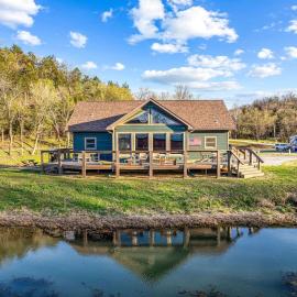 Riverfront Luxury Cabin Retreat with Breathtaking Views on the Banks of the Arkansas White River, hotel u gradu Cotter