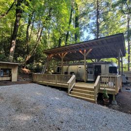 Private Wooded Airstream Retreat with Babbling Brook near Cashiers & Highlands – Sapphire, NC, khách sạn ở Sapphire
