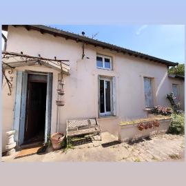 Quiet house and garden near Paris metro, hotel in Villejuif