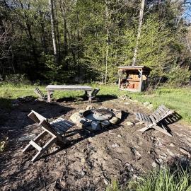 Scenic Off-Grid Cabin Campsite with Brookside Setting Near Townshend, Vermont – hotel w mieście West Townshend
