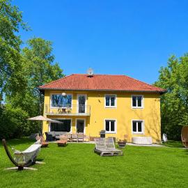 Large Munich house with 4 bedrooms in a quiet and greened villa area near Munich, hotel in Munich