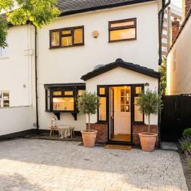 Dream Brentwood Garden Home for 10 by Liz Line, hotel in Wormley