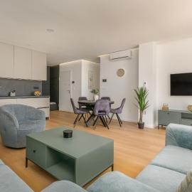 Zagreb 245 - 246 - 247 - 248 - 249 - 5 Units - Three Bedroom Apartments - New - Balcony - Parking - Flexible Keybox Entry - Modern, hotel a Razvala