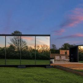 Stylish Mirrored Cabin with Sauna & Plunge Pool, hotel en Llangefni