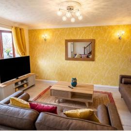 3 Bed Semi - Sleeps 5 - Private Garden & Parking - Quiet Cul De Sac Location - Dog Friendly - Fast Wifi - Close to Motorway Access