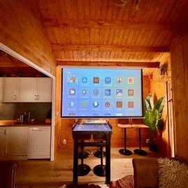 Cozy chalet with private jacuzzi and home cinema between Amsterdam Haarlem and Schiphol Airport, viešbutis mieste Vijfhuizen